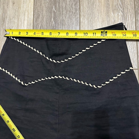 🛍️ Fashionista gorgeous skirt size 2 black with gold color accented. - Picture 6 of 8